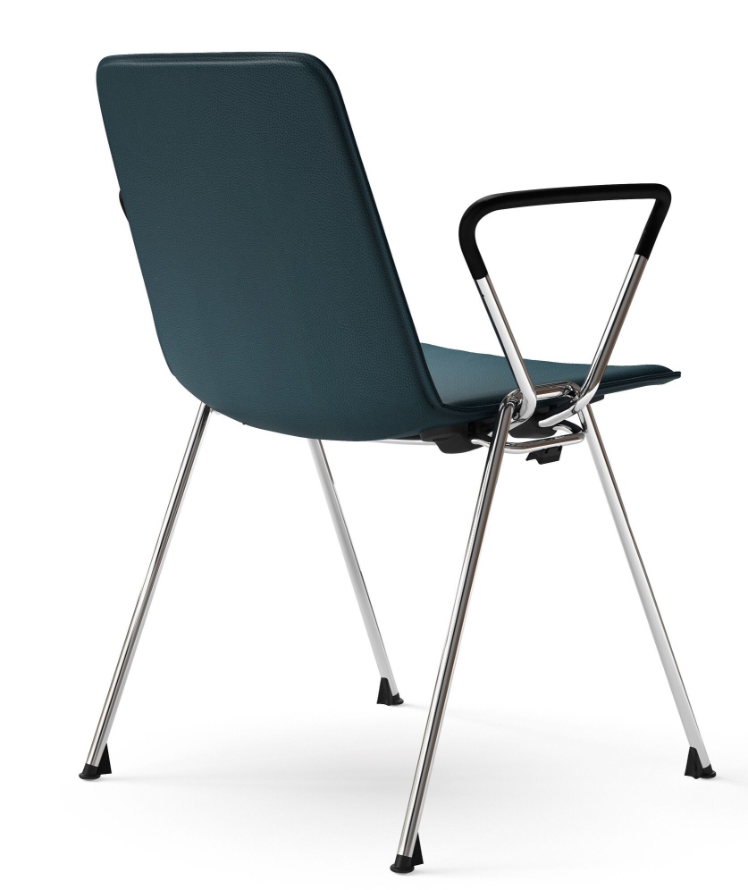 1651 Yunity Armchair von Walter Knoll, blauer Bürostuhl mit Armlehnen und verchromtem Gestell von hinten.
