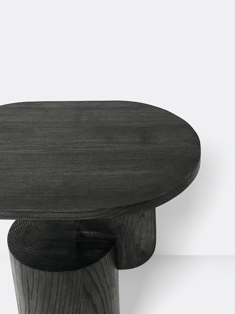 Detailaufnahme des Ferm Living Insert Beistelltischs aus schwarz gebeiztem Holz, moderner kleiner Tisch.
