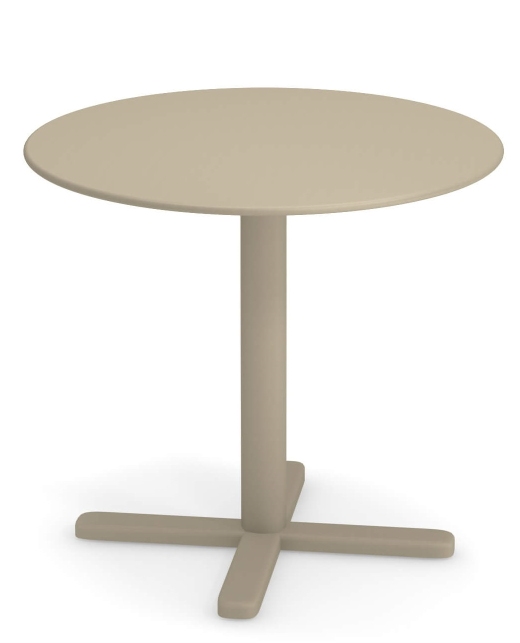 Beiger Emu Darwin Klapptisch mit runder Tischplatte und zentralem Fußkreuz für Garten und Balkon.