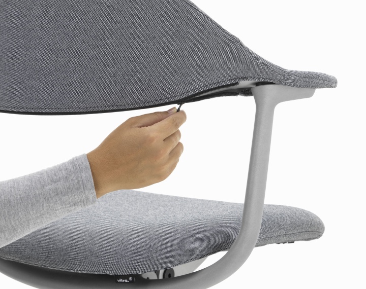 Mynt Polsterung für Vitra Bürostuhl wird befestigt, grauer Stoffbezug, ergonomisches Zubehör für komfortables Sitzen.