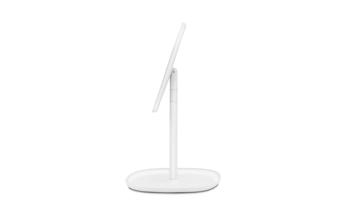 Weißer Flip Spiegel von Normann Copenhagen, einseitiger Tischspiegel mit ovalem Fuß und verstellbarem Winkel.