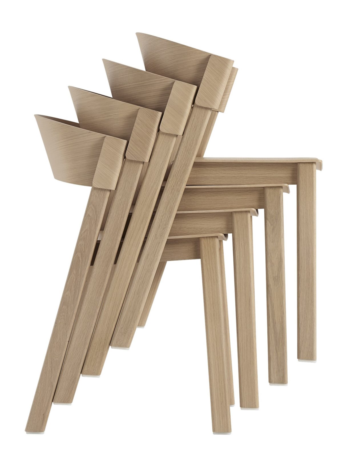 Gestapelte Cover Side Chairs von Muuto aus hellem Holz, minimalistisches Design für Esszimmer und Wohnbereich.