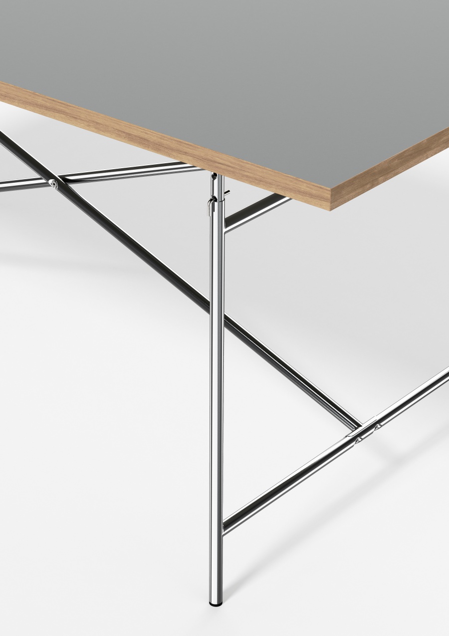 Detailaufnahme vom Eiermann Tisch mit grauer Tischplatte und verchromtem Stahlgestell, Designklassiker von Richard Lampert.