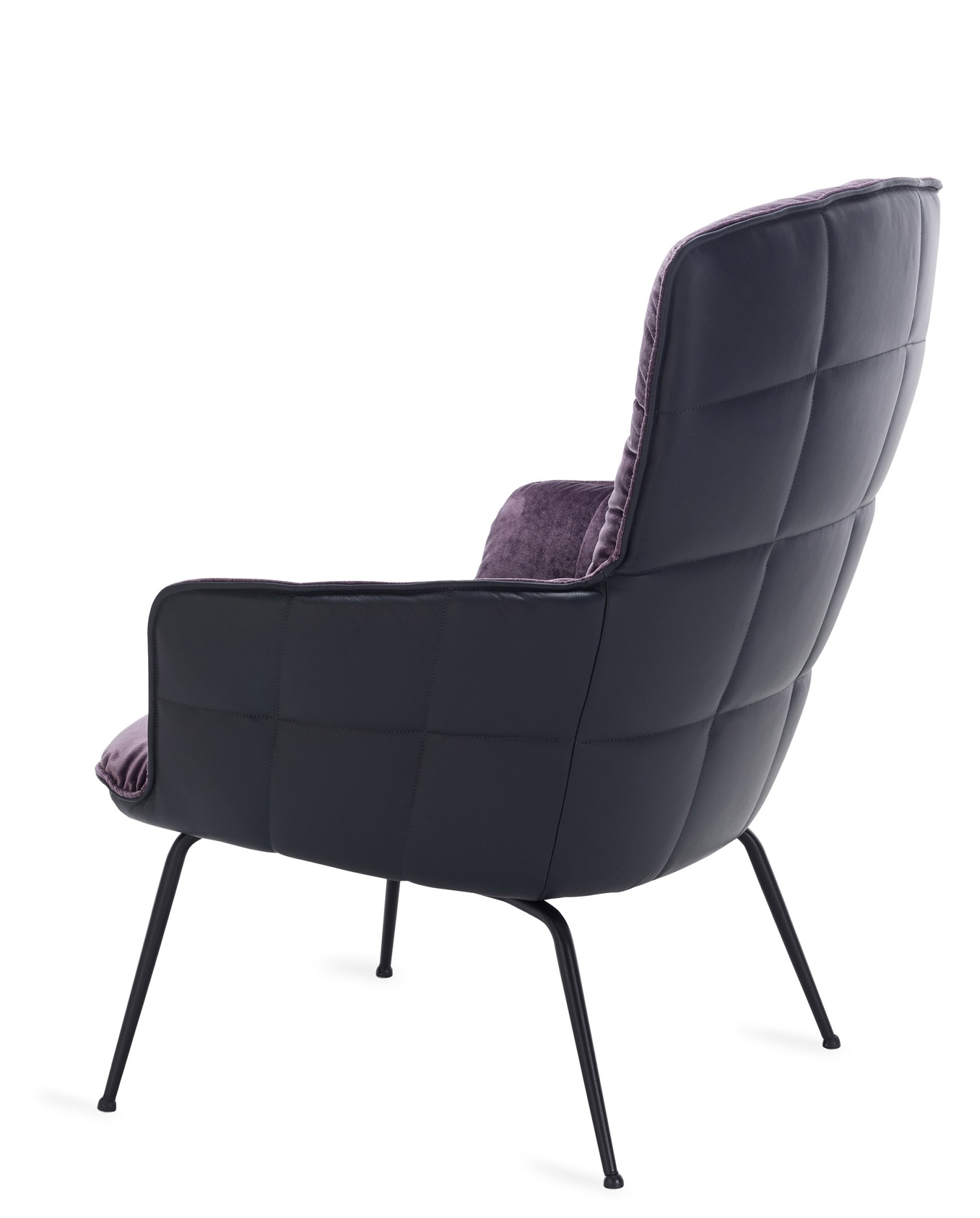 Marla Easy Chair Sessel von Freifrau Manufaktur in Schwarz und Lila, Rückansicht auf weißem Hintergrund.
