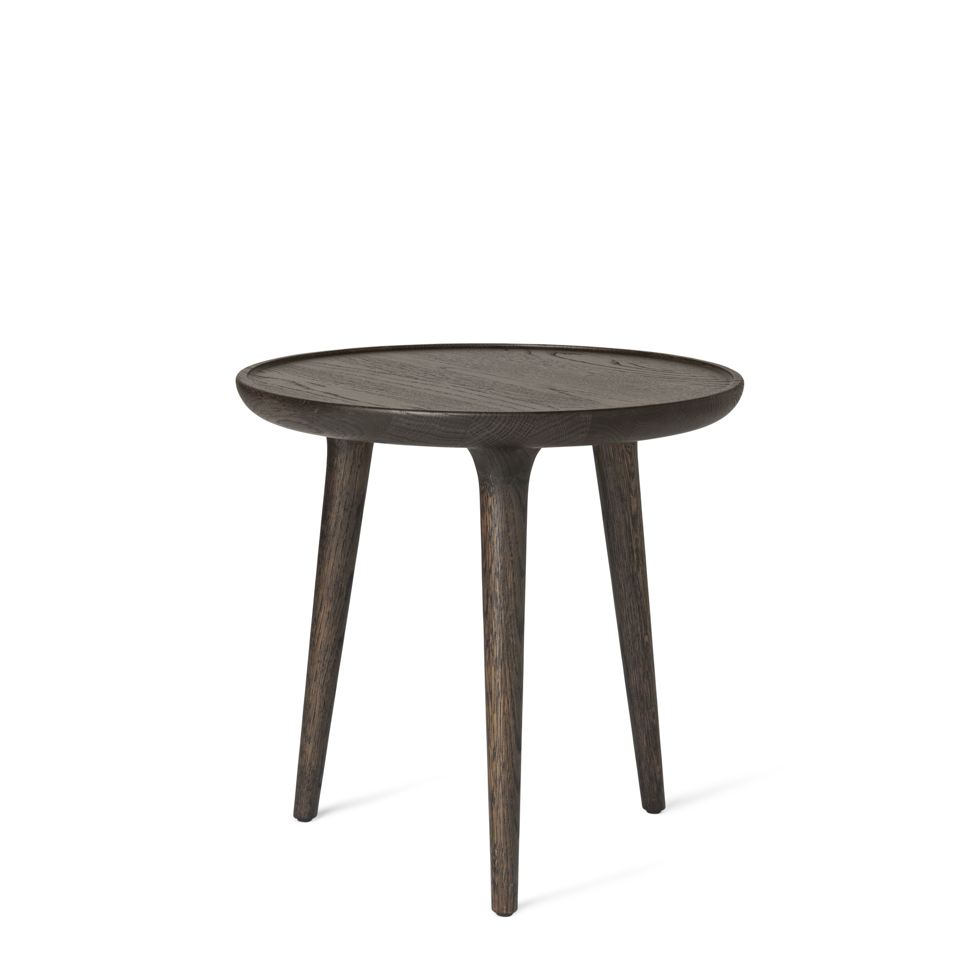 Kleiner, runder Accent Beistelltisch aus dunklem Holz mit drei Beinen, freigestellt auf weißem Hintergrund.