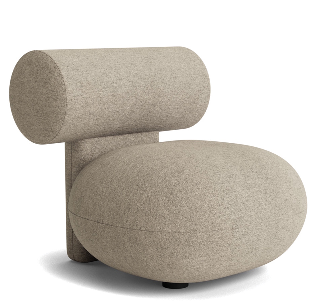 Hippo Lounge Chair Sessel von NORR11, vollgepolstert in Beige, moderner Design Sessel für Wohnzimmer.