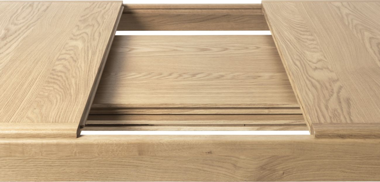 Gubi S-Table Esstisch ausziehbar, Detailansicht der Holzmaserung und Ausziehfunktion für mehr Platz.