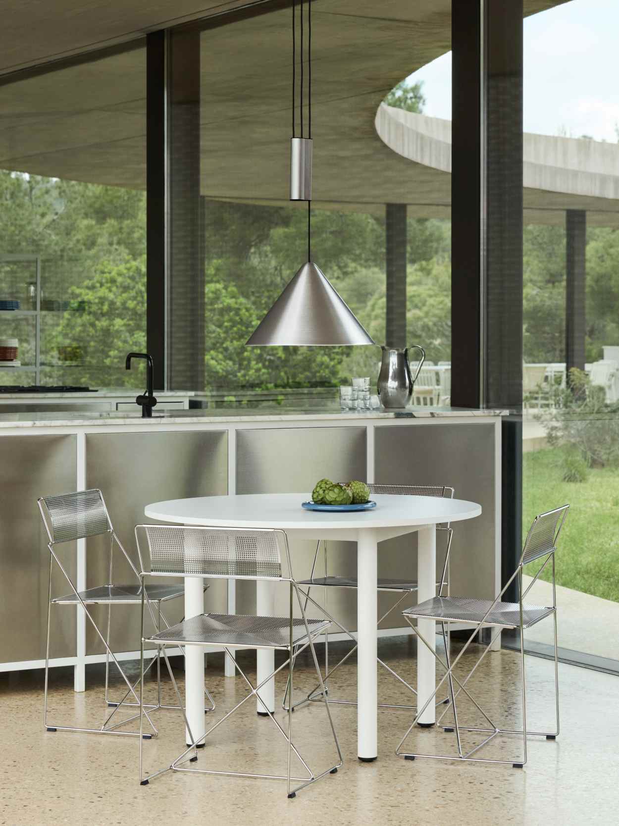 Heller Raum mit Hay Annex Table Round Esstisch, weißen Tischbeinen und filigranen Metallstühlen.