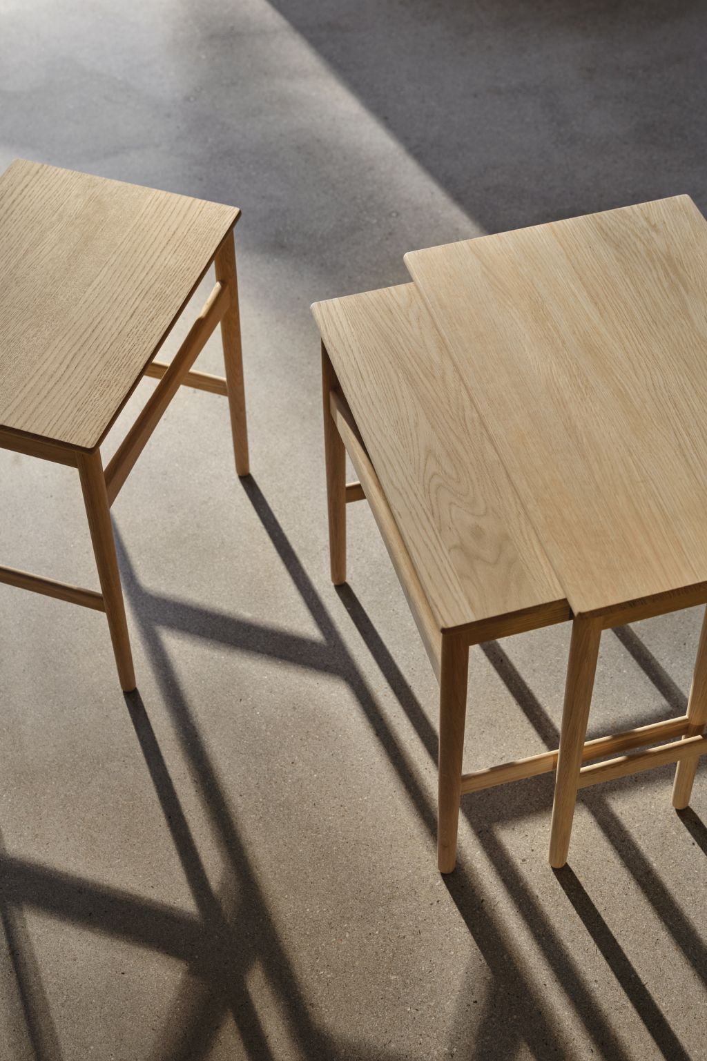 CH004 Beistelltische von Carl Hansen, 3er Set aus Eiche, moderne Satztische für Wohnzimmer.