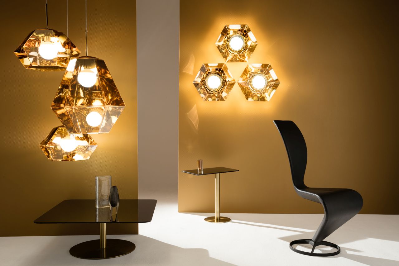 Nahaufnahme eines Tom Dixon Flash Beistelltisches mit Glasplatte und goldenem Sockel in modernem Interieur.