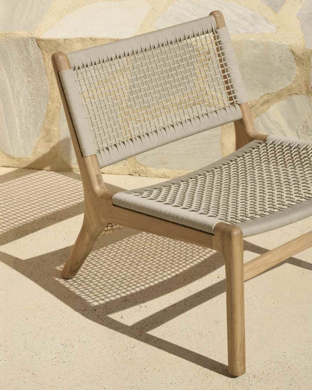 Jack Loungesessel für den Außenbereich, Teakholzrahmen mit beige Kordelgeflecht, modernes Design für Garten und Terrasse.