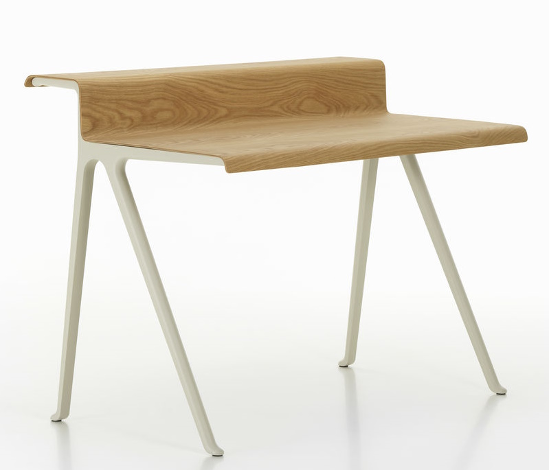 Vitra Courier Schreibtisch aus hellem Holz mit minimalistischem Design und weißen Beinen.
