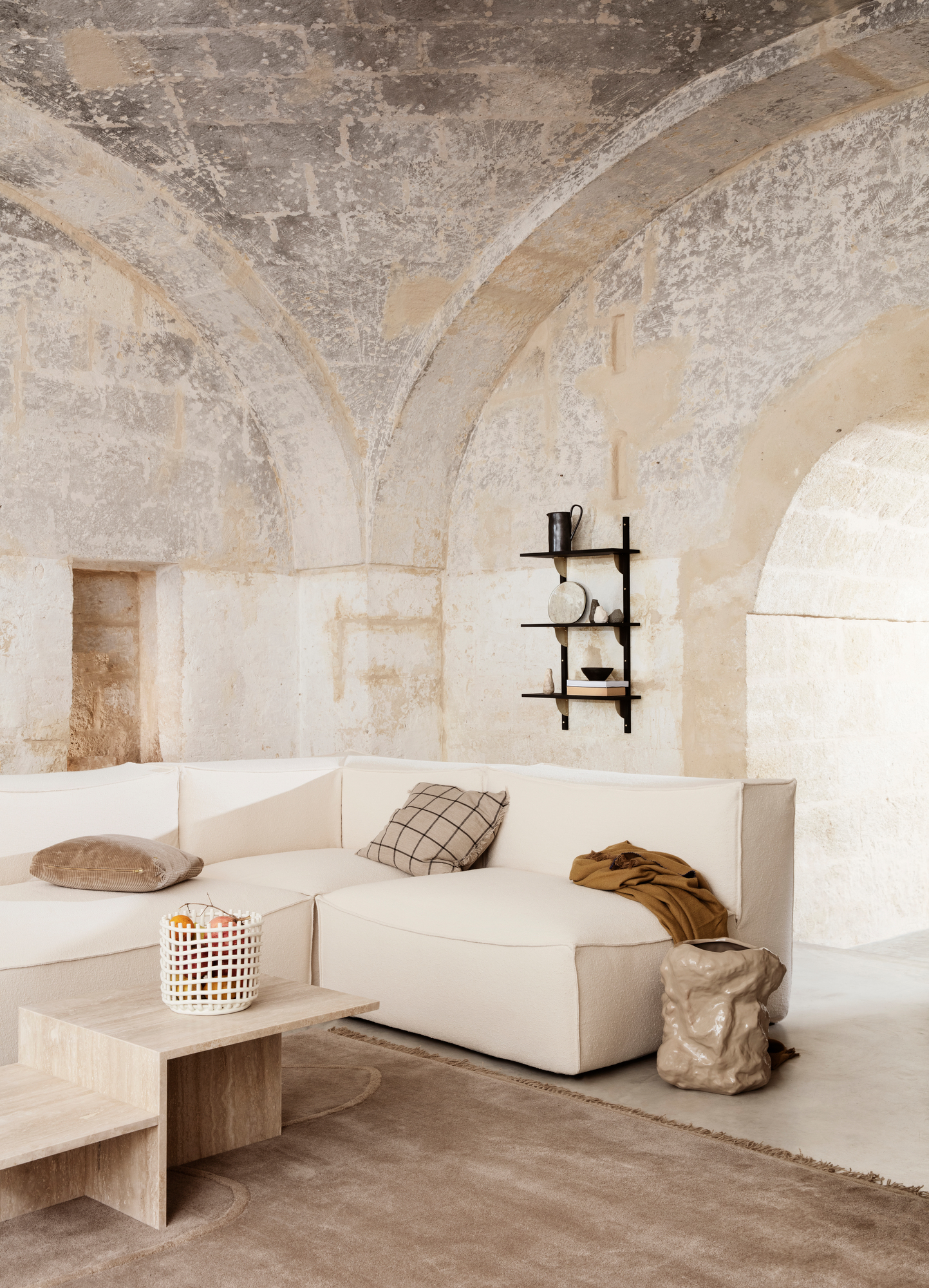 Ferm Living Ceramic Basket auf Couchtisch in stilvollem Wohnzimmer mit Designermöbeln und modernem Interieur.