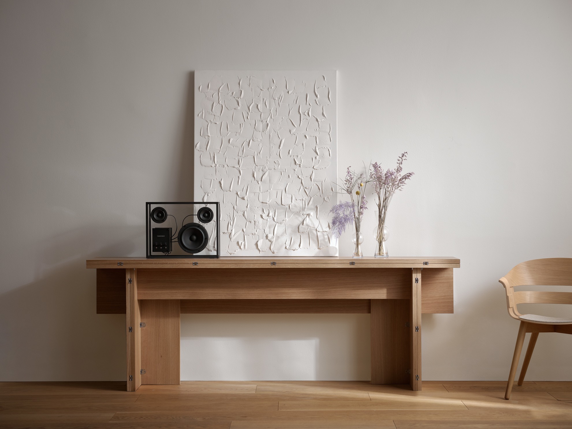 Design House Stockholm Flip Table Klapptisch aus Eichenholz, dekoriert mit Lautsprecher, Blumen und abstraktem Gemälde.