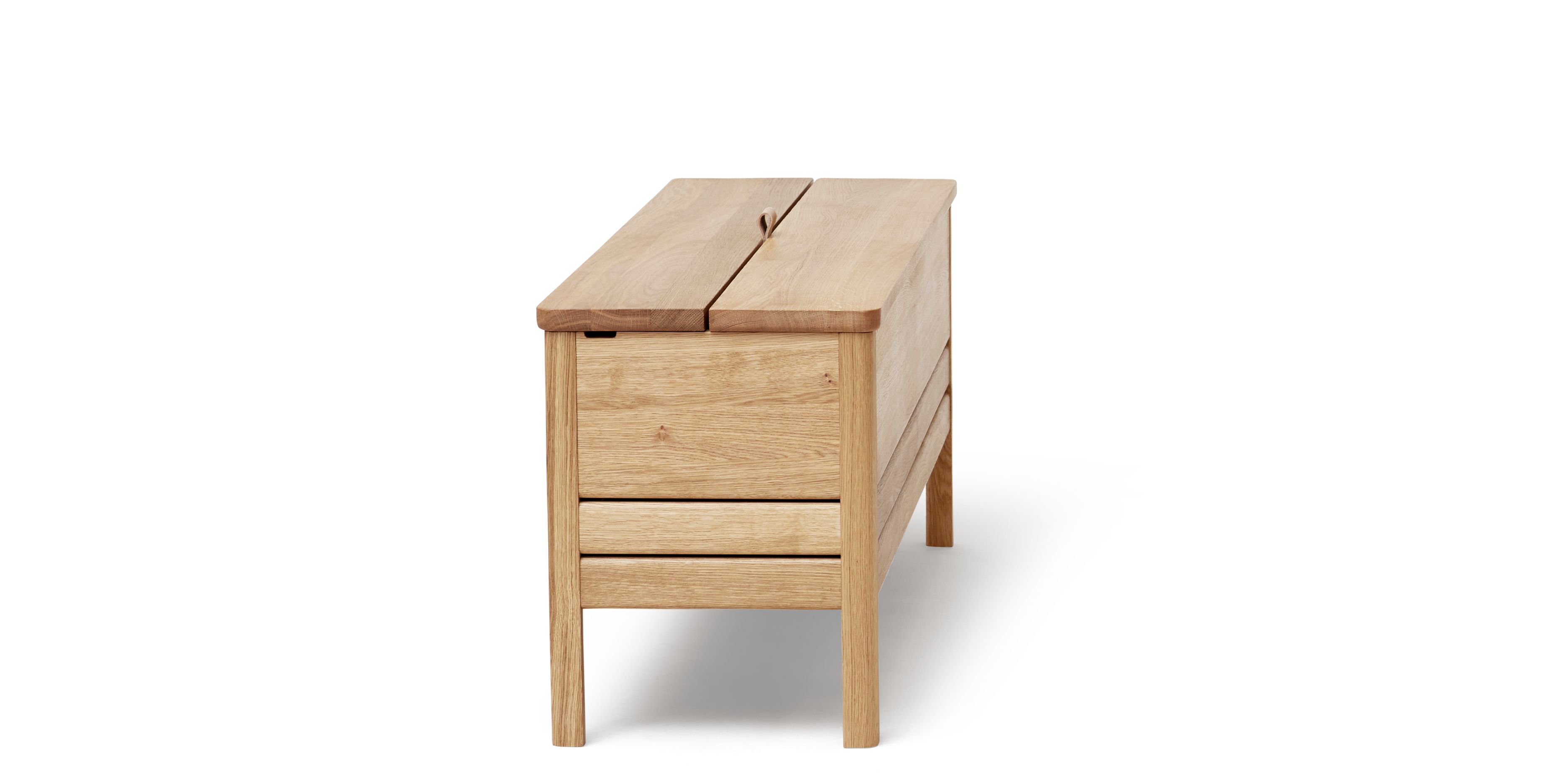 A Line Truhenbank aus Eiche, weiß geölt, mit Stauraum und minimalistischem Design.