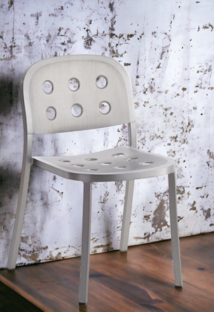 Emeco 1 Inch Stuhl aus Aluminium, stapelbar, mit Löchern in Sitzfläche und Rückenlehne.