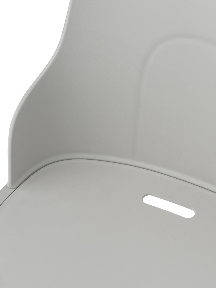 Detailaufnahme des Allez Chair PP Stuhls von Normann Copenhagen in hellem Grau, Sitzfläche und Rückenlehne.