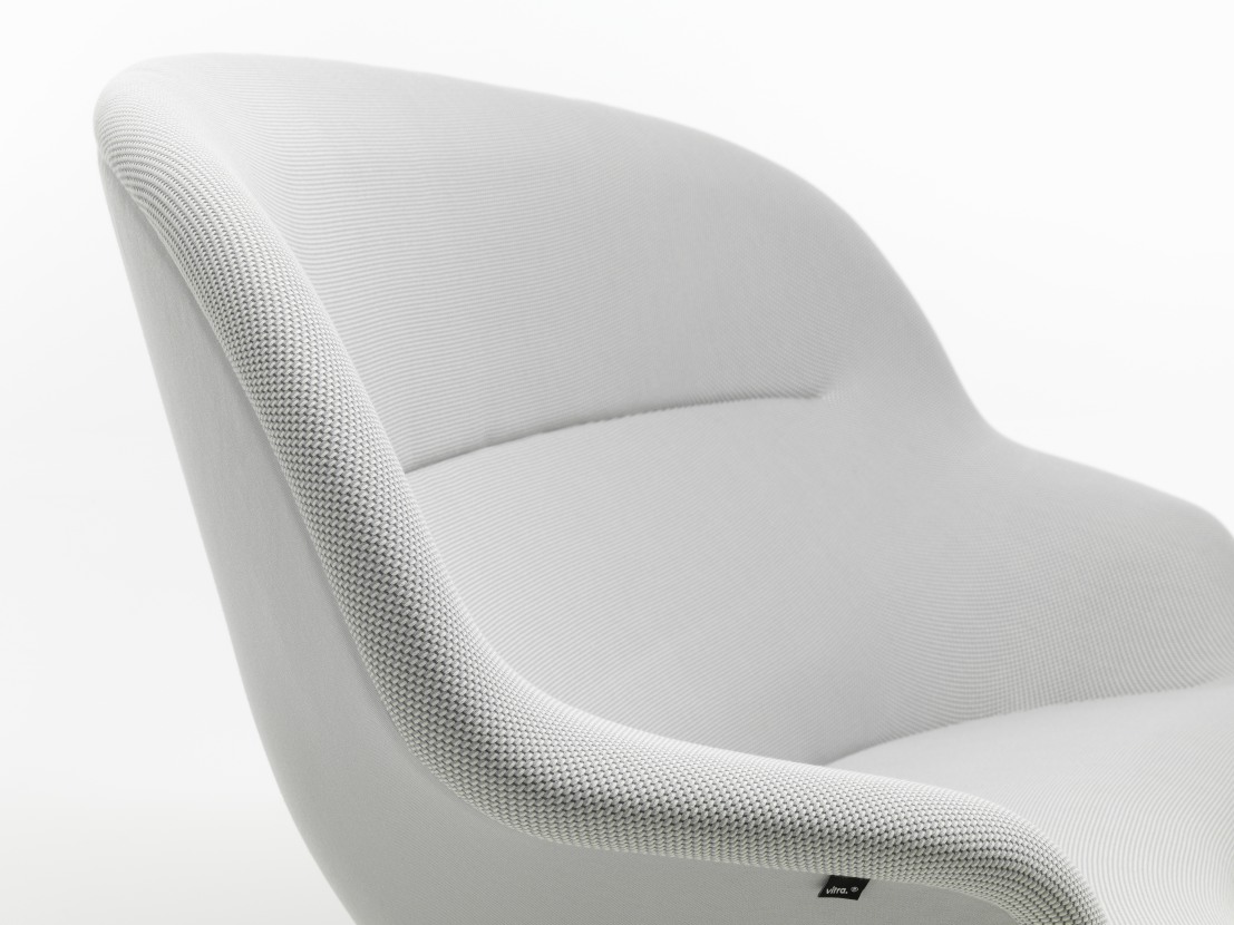 Detailaufnahme des Abalon Sofas von Vitra in hellem Stoffbezug, modernes Design für Wohnzimmer.