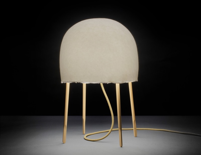 Nahaufnahme der Kurage Tischleuchte von Foscarini mit beigem Schirm und Holzbeinen.