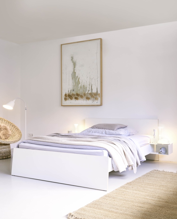 Weißes Stockholm Bett von Richard Lampert mit hohem Kopfteil und Nachttisch.