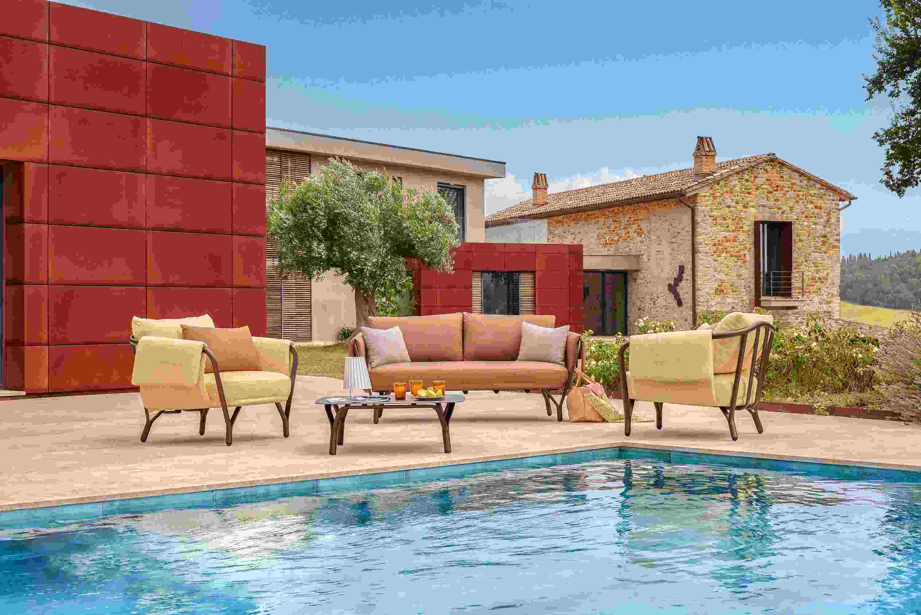 Angel Sofa: Emu 2-Sitzer Outdoor Sofa neben Pool mit Sesseln und Tisch. Gartenmöbel für Terrasse.