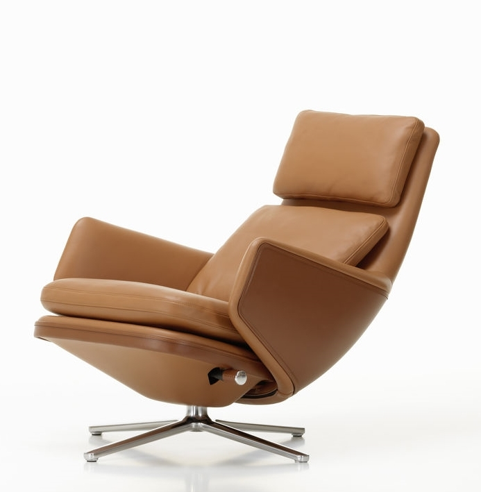 Vitra Grand Relax Sessel in braunem Leder mit Kopfstütze und Drehfuß aus Aluminium.