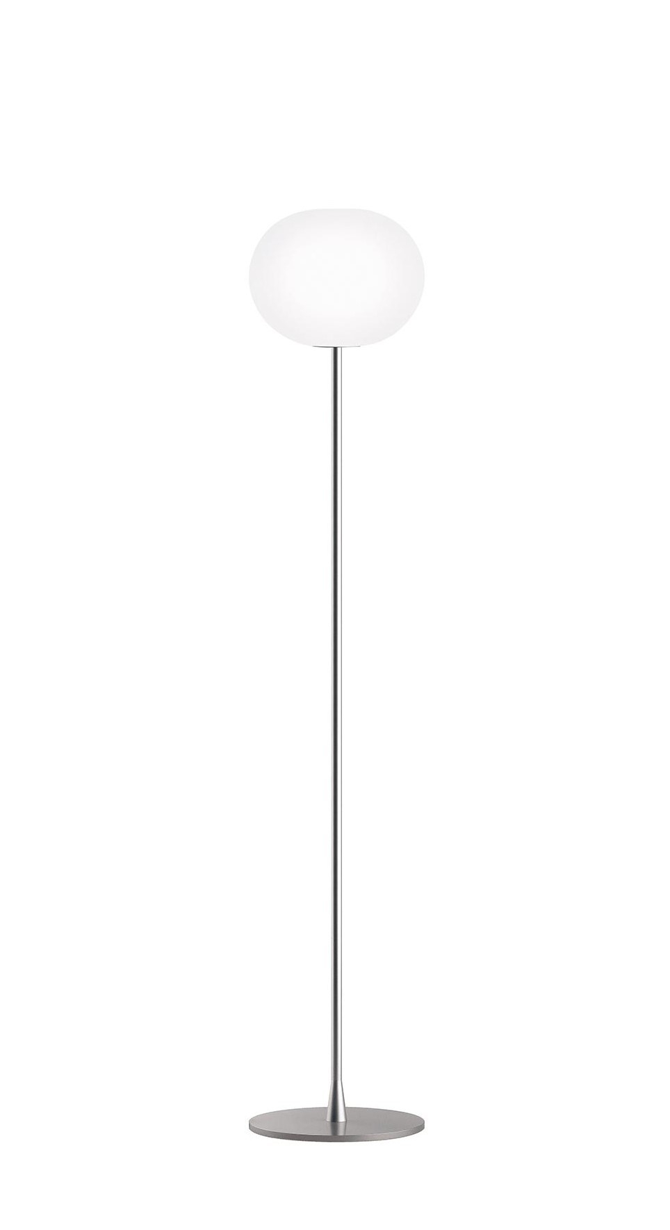 Glo Ball Stehleuchte: Moderne Bodenleuchte mit rundem, weißem Glasschirm und silbernem Fuß.