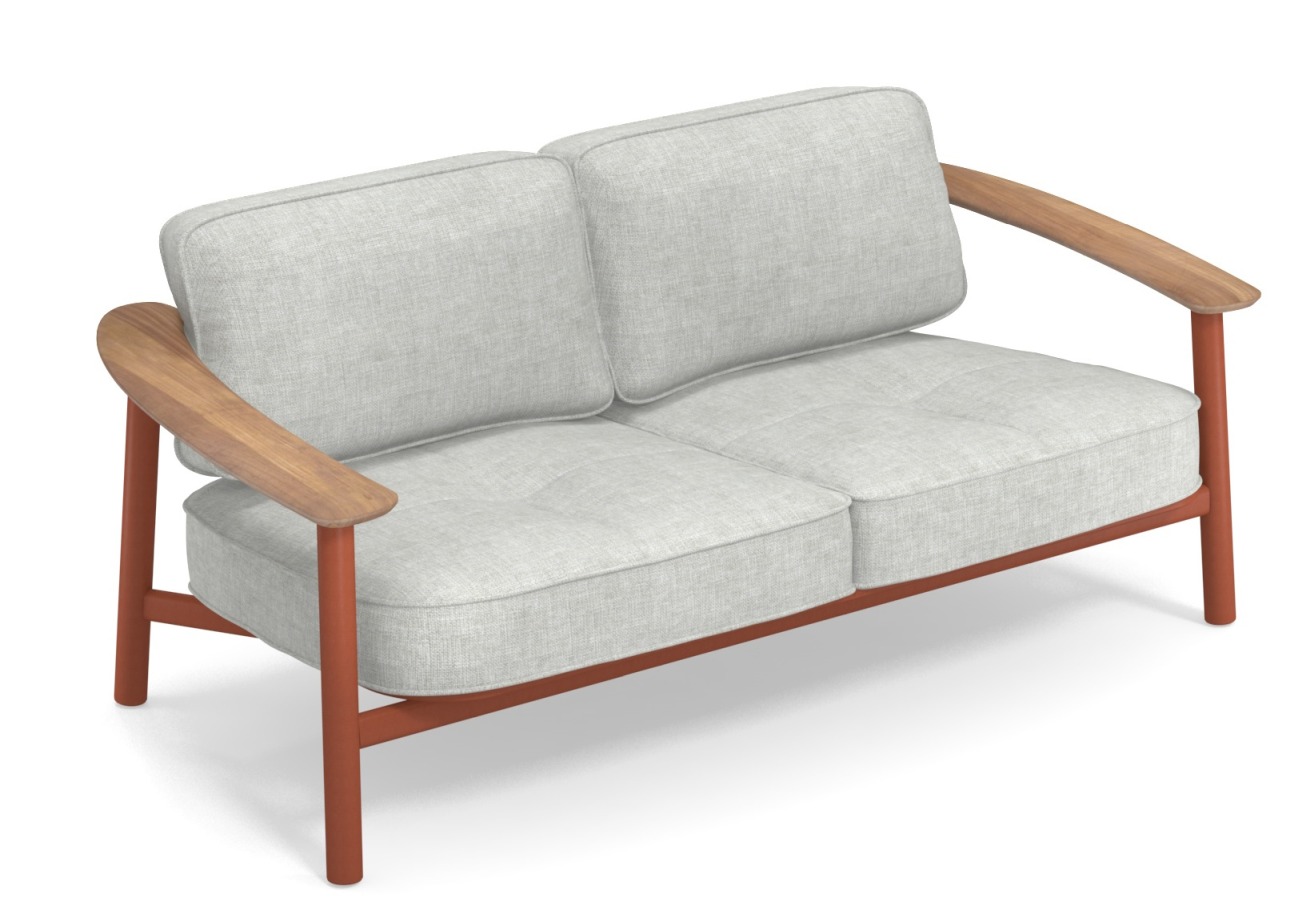 Emu Twins Outdoor Sofa mit hellgrauen Polstern und Holzarmlehnen, modernes Design für Garten und Terrasse.