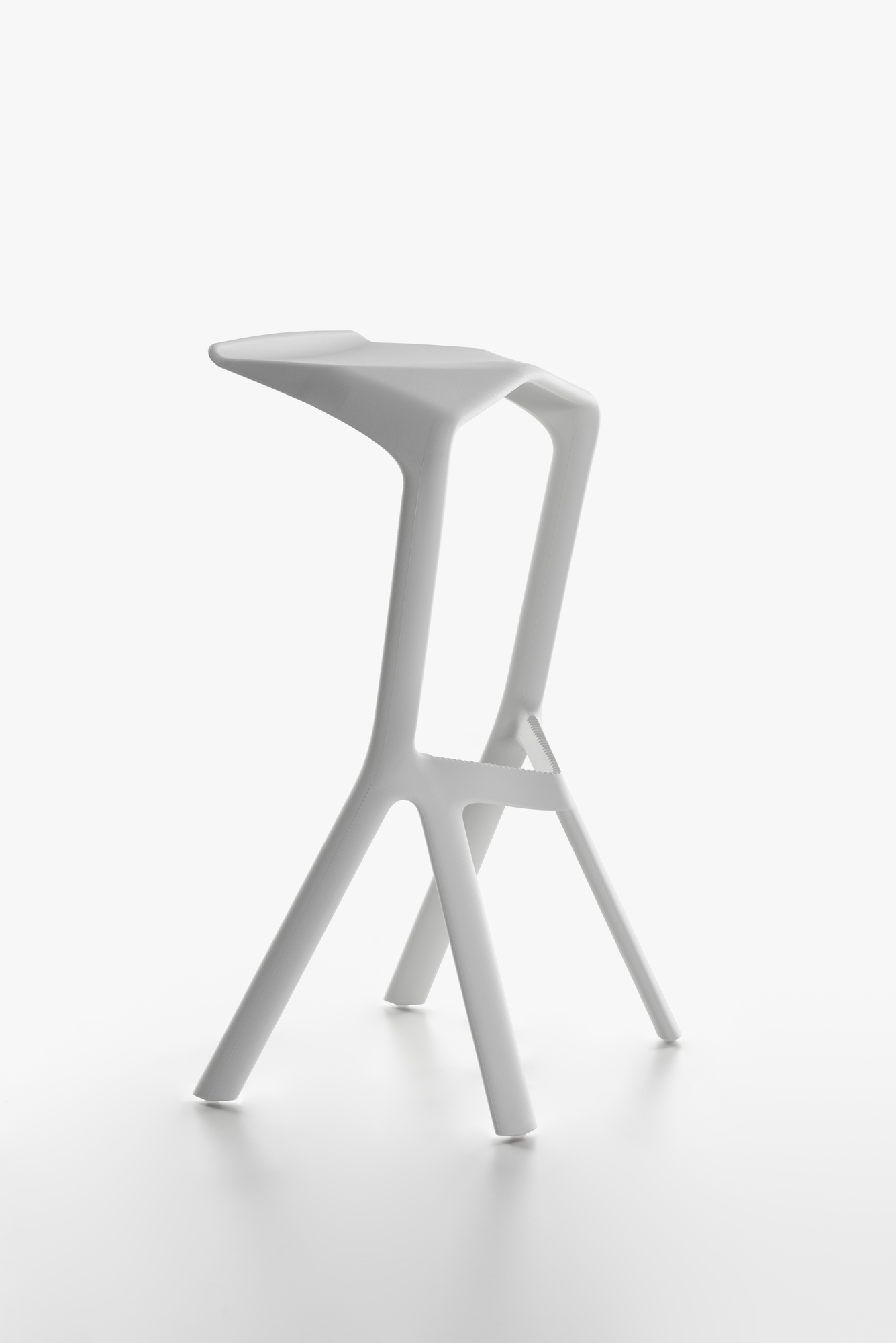 Weißer Miura Barhocker von Plank, moderner Design Hocker für Küche oder Bar.