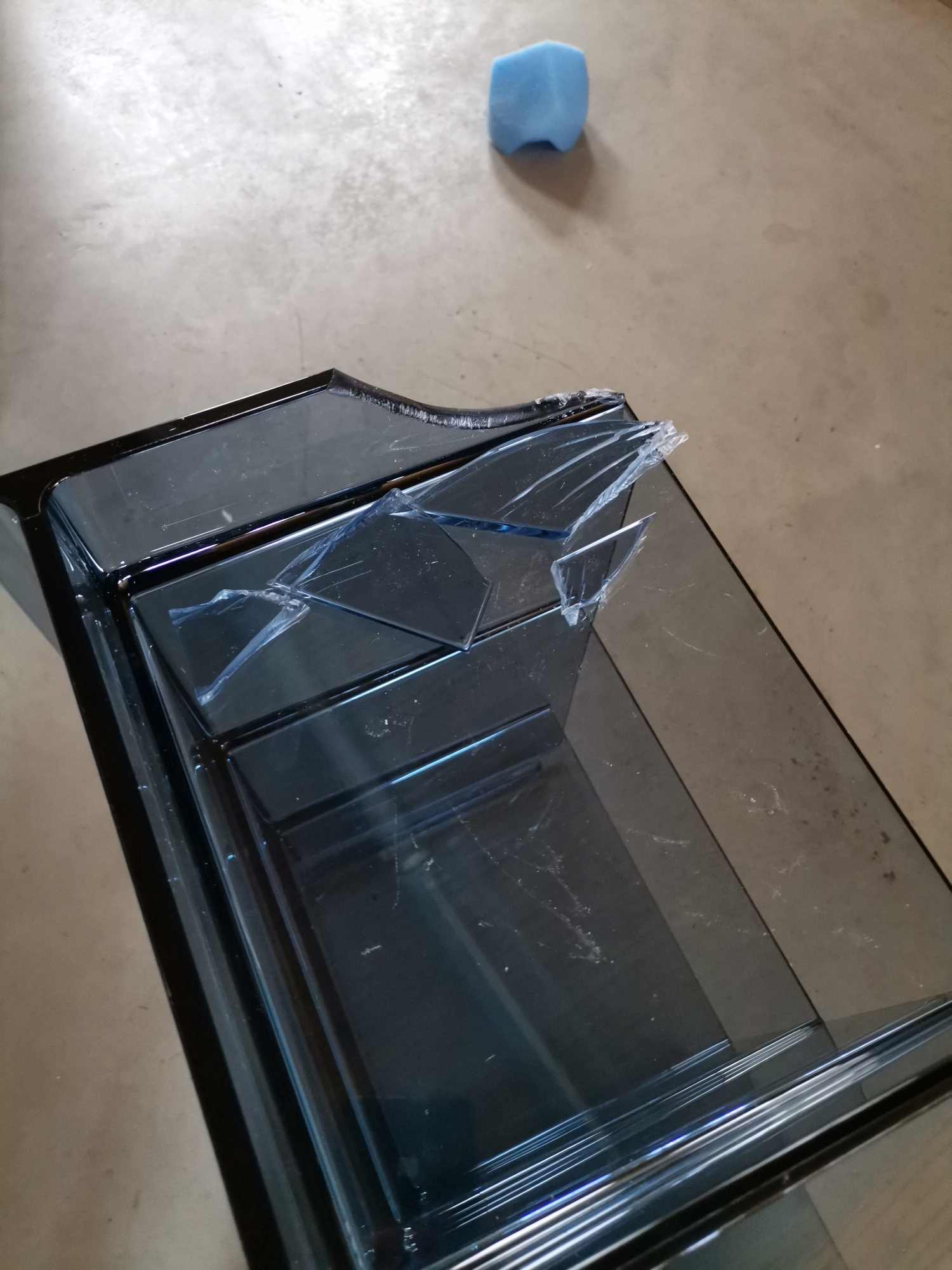 Beschädigtes, blaues Sound-Rack Regalsystem von Kartell, ein Mängelexemplar mit zerbrochenem Glas.
