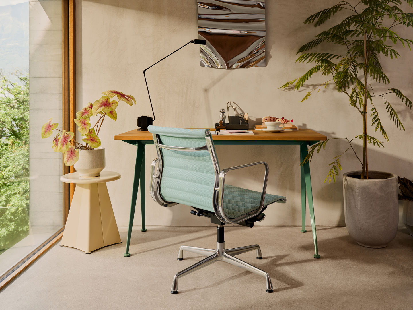 Vitra Aluminium Chair EA 131 in hellblau, Bürotisch mit Dekoration und Zimmerpflanzen in modernem Büro.