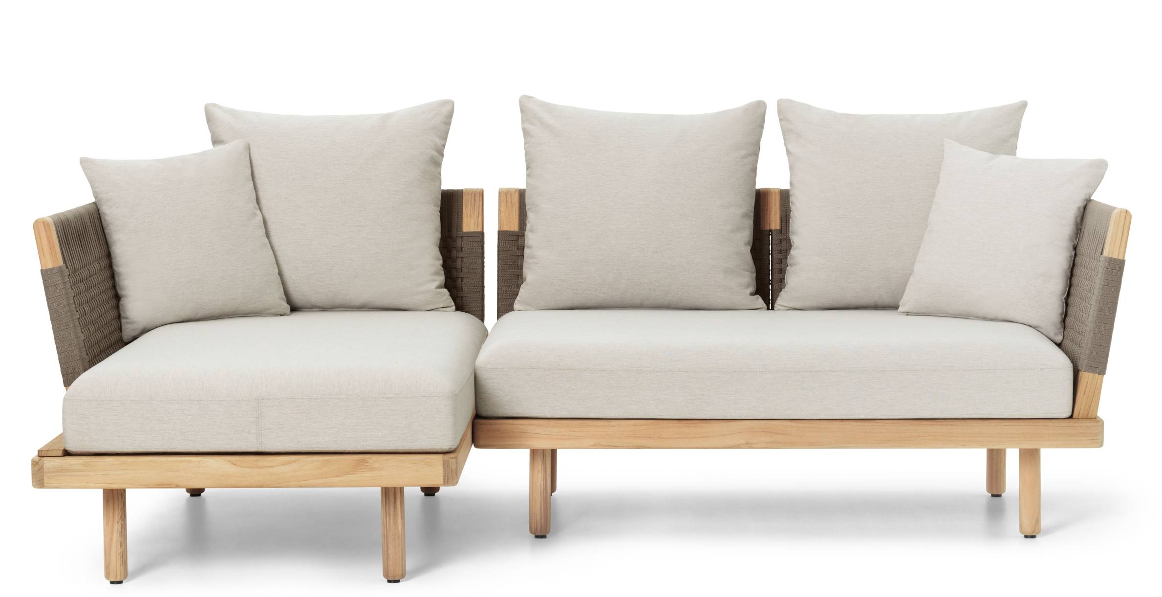 E511 Embrace Sofa Modul von Carl Hansen & Søn für den Außenbereich mit hellen Kissen.
