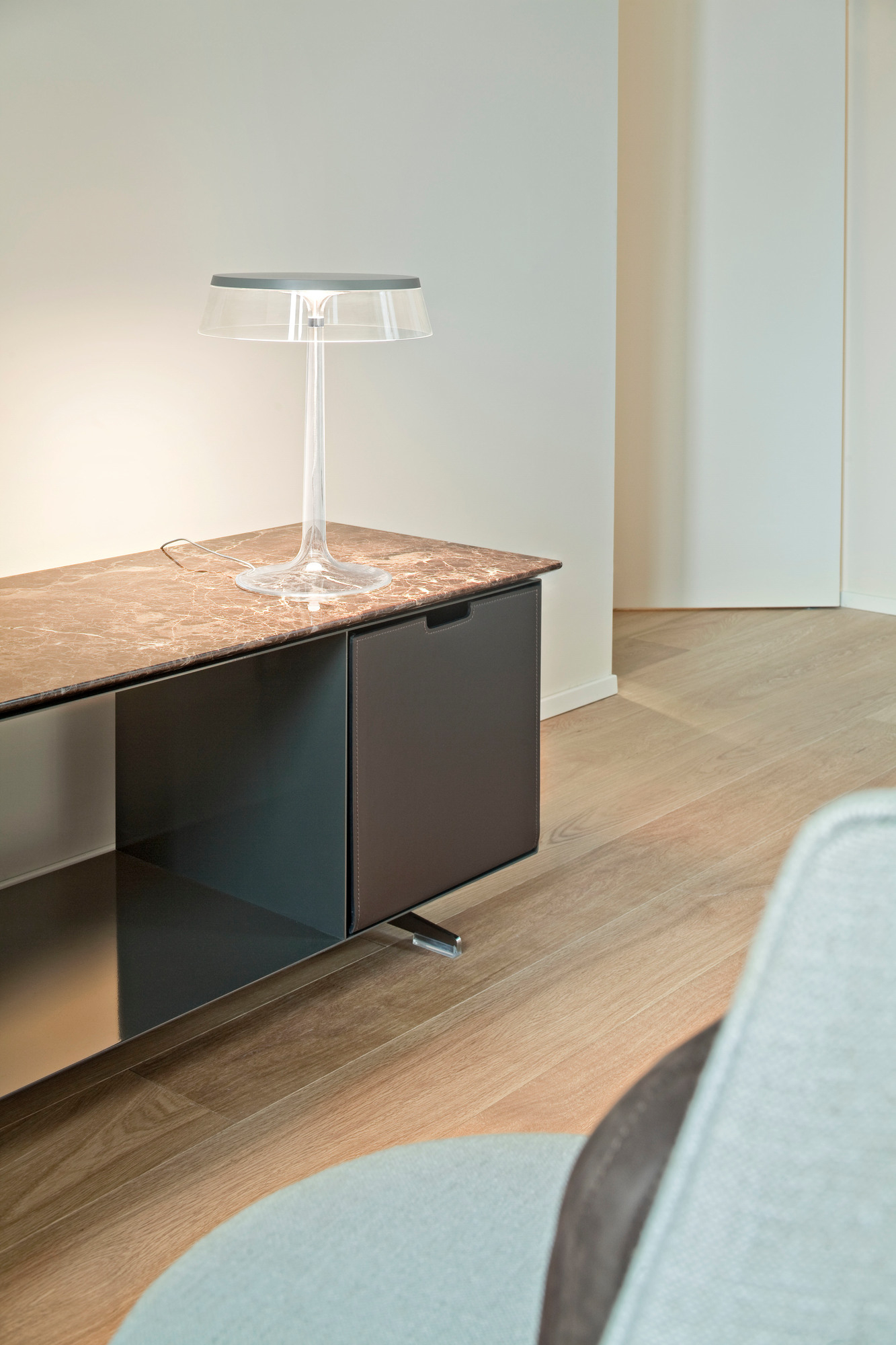 Bon Jour Tischleuchte von Flos auf einem Sideboard mit Marmorplatte, modernes Design für Wohnzimmer.