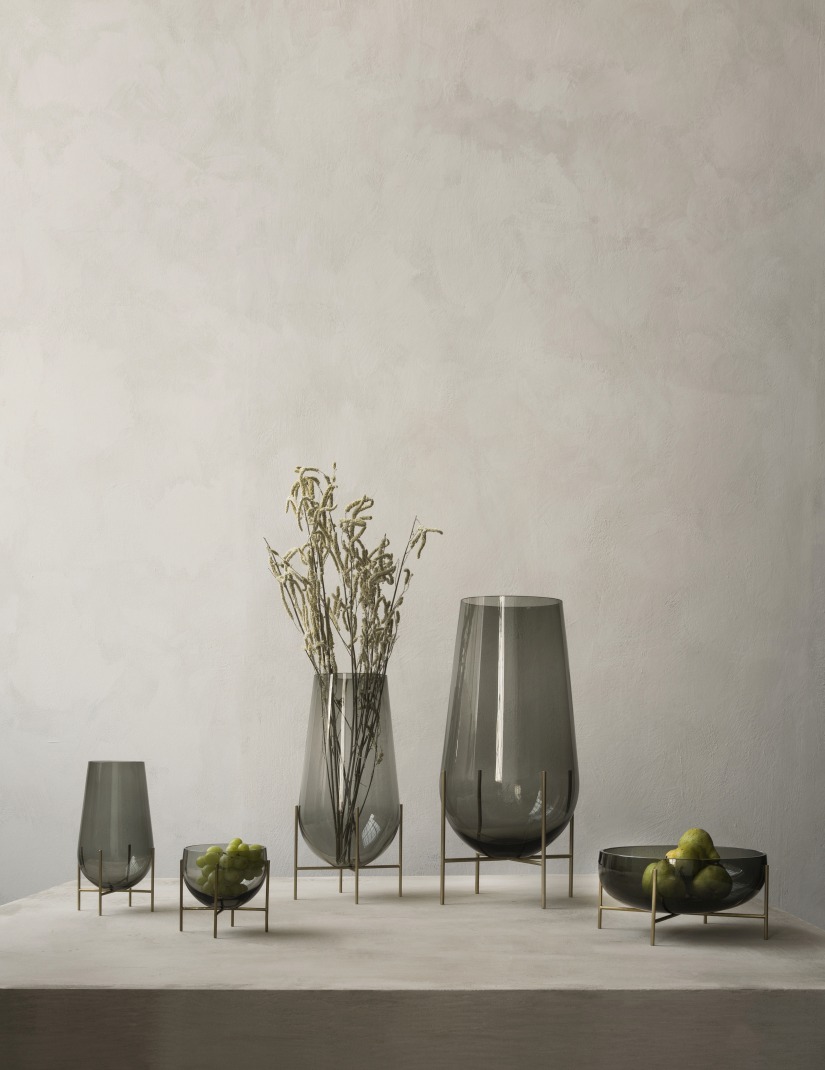 Produktfoto: Audo Echasse Schalen und Vasen in Grau mit filigranem Metallgestell.