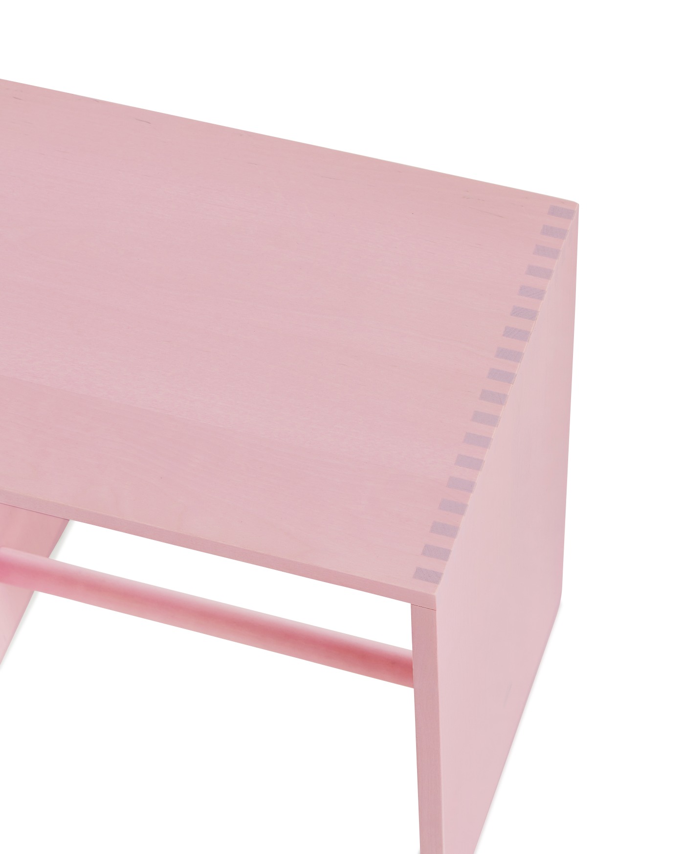Detailaufnahme des Ulmer Hocker Max Bill Rosa, ein moderner, minimalistischer Hocker aus Holz.