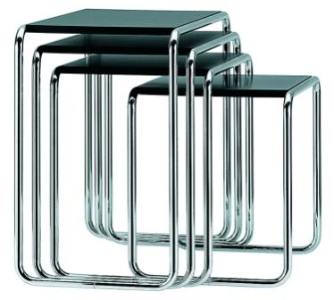 Set aus drei Thonet Beistelltischen B 9 mit schwarzer Tischplatte und verchromtem Stahlrohrgestell.