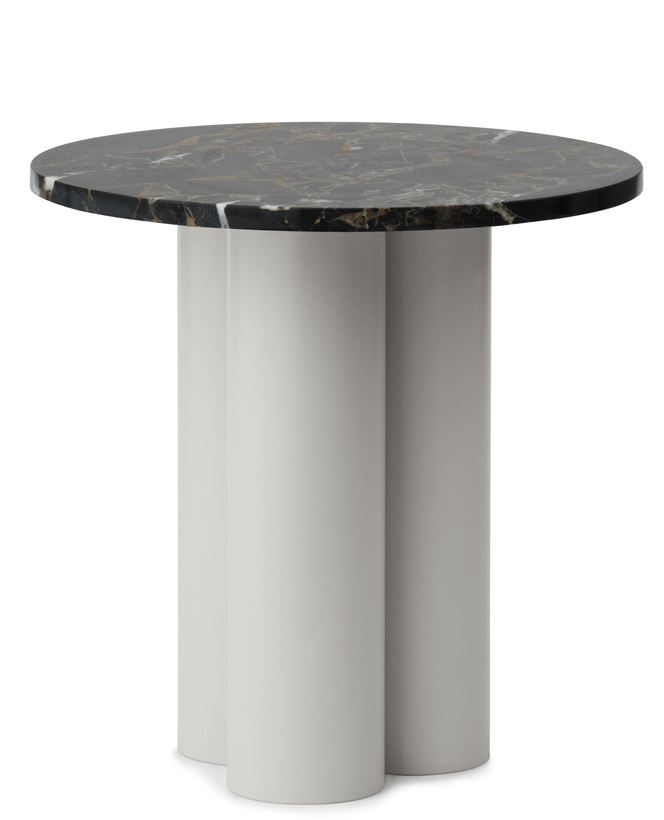 Dit Coffee Table von Normann Copenhagen: Runder Beistelltisch mit Marmorplatte und drei zylindrischen, weißen Beinen.