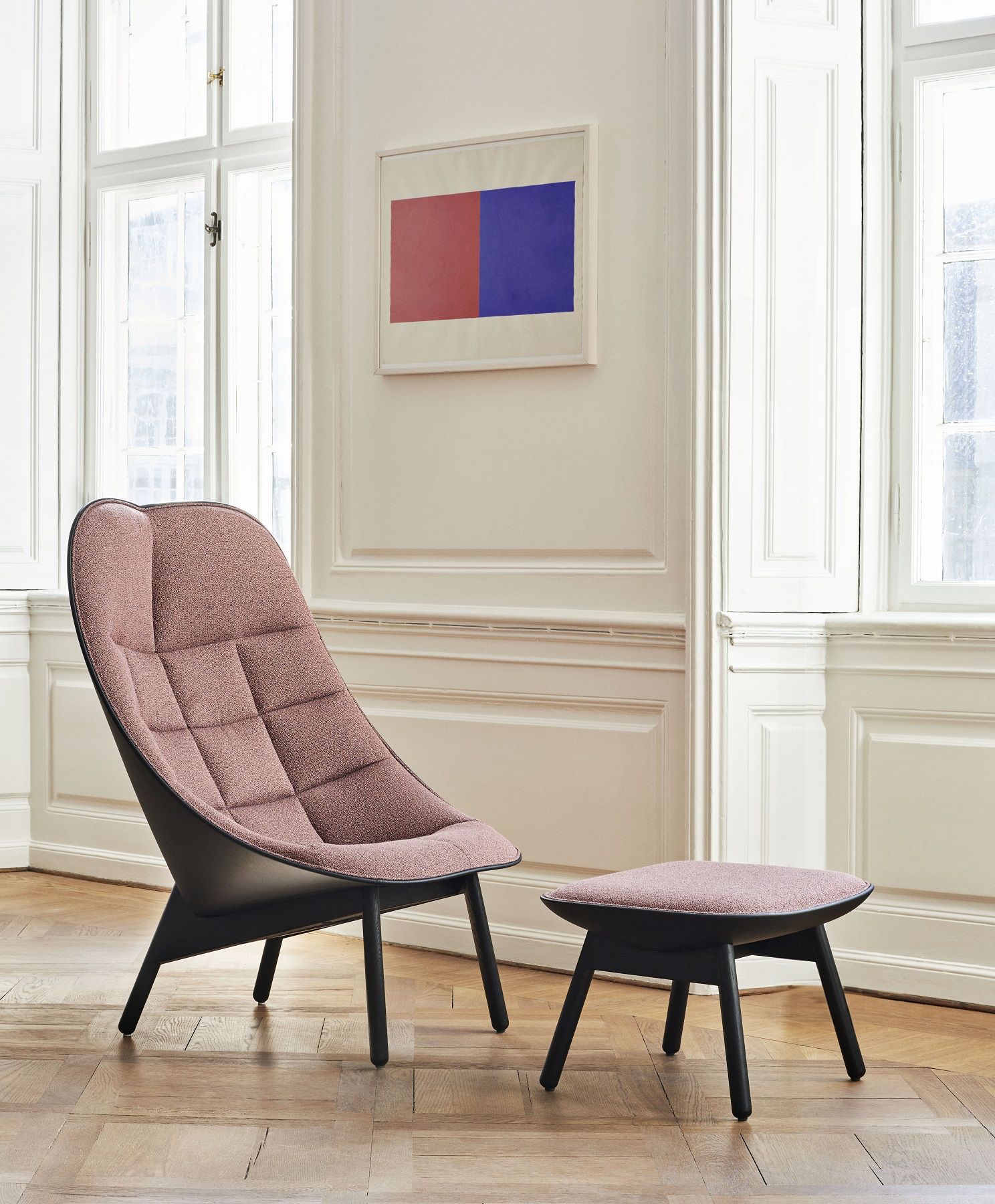 Uchiwa Ottoman Hocker von Hay, gepolstert mit rosa Stoff und schwarzen Holzbeinen, im Interieur.