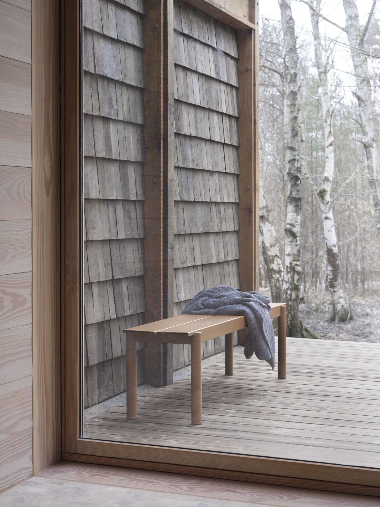 Muuto Linear Steel Bench Outdoor Bank 170 cm mit Decke auf Holzterrasse.