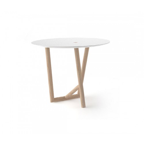 Klara Tisch von Moroso: Runder Beistelltisch mit weißer MDF-Platte und Holzgestell.