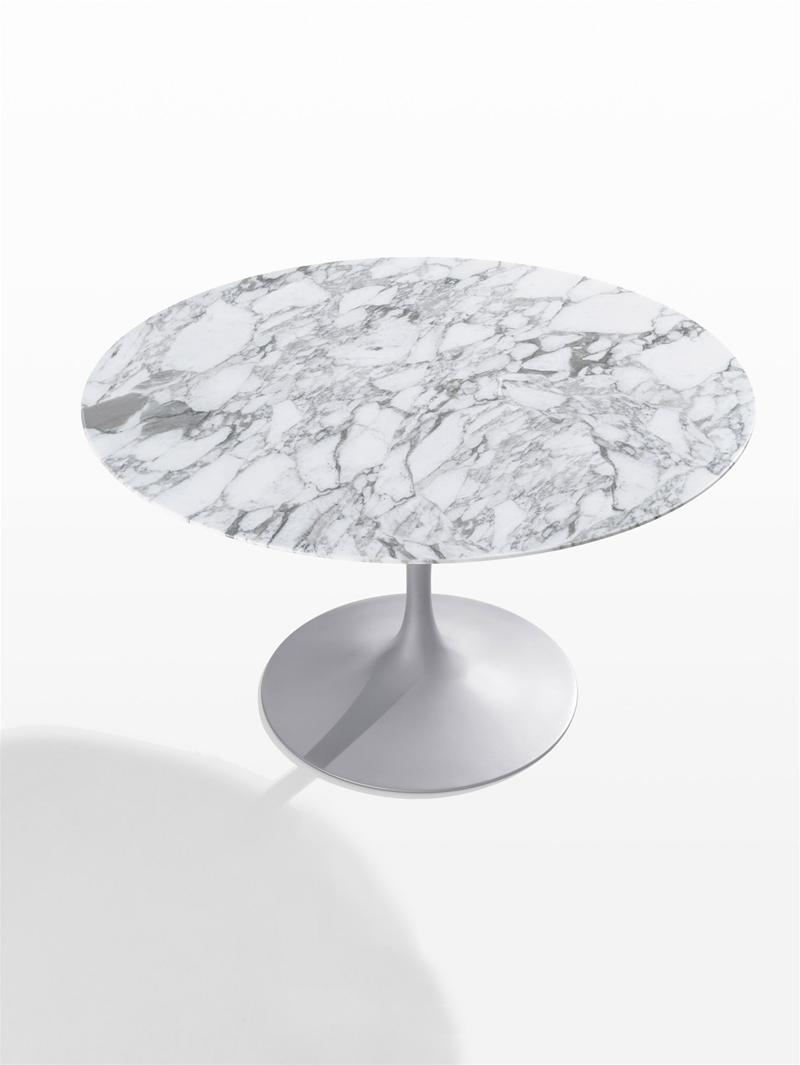 Saarinen Beistelltisch von Knoll International mit runder Marmorplatte und grauem Fuß. Designklassiker.