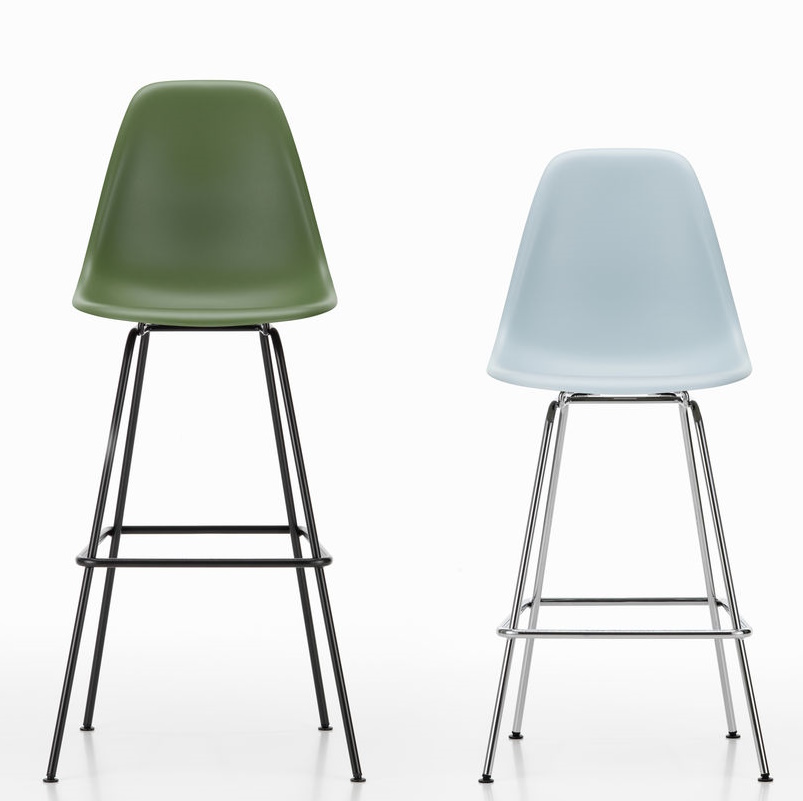 Zwei Eames Plastic Bar Stools High von Vitra in Grün und Hellblau mit Stahlgestell.
