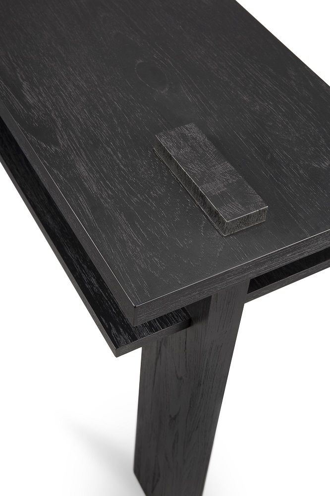 Detailaufnahme der Ethnicraft Abstract Konsole aus schwarzer Eiche, modernes Designmöbel für Wohnzimmer und Flur.