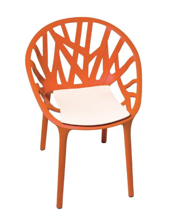 Orangefarbener Vegetal Stuhl mit Filz Sitzauflage von Parkhaus Berlin für bequemes Sitzen.