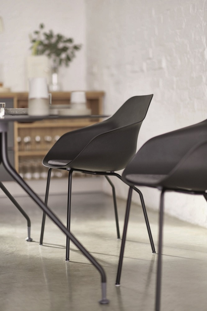 Schwarzer Yonda Universalstuhl von Wilkhahn mit Vierfußgestell aus Metall, modernes Design für Esszimmer und Büro.