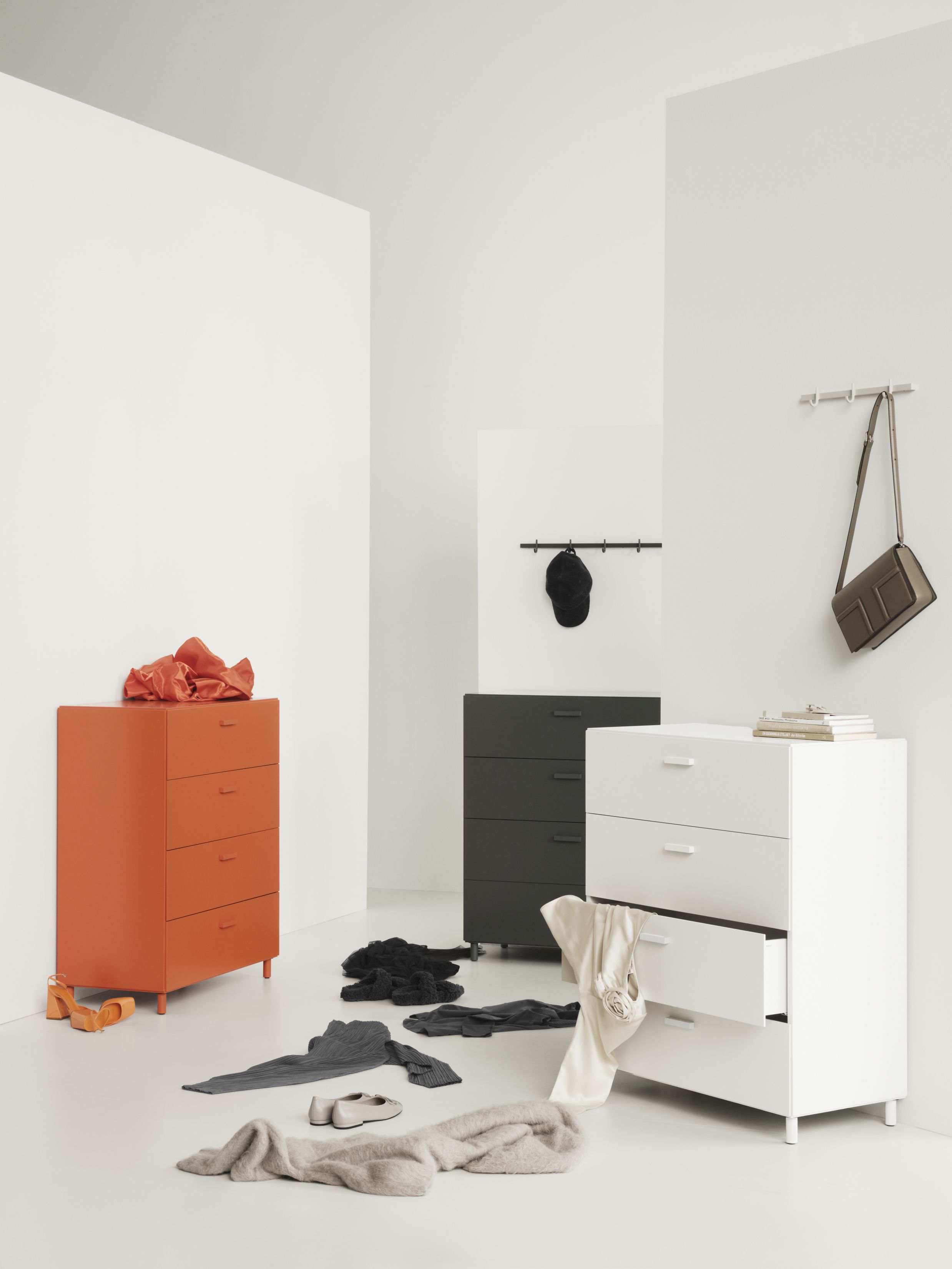 Helle Studioaufnahme mit String Furniture Kommoden und Relief Hakenleiste in Esche an der Wand.