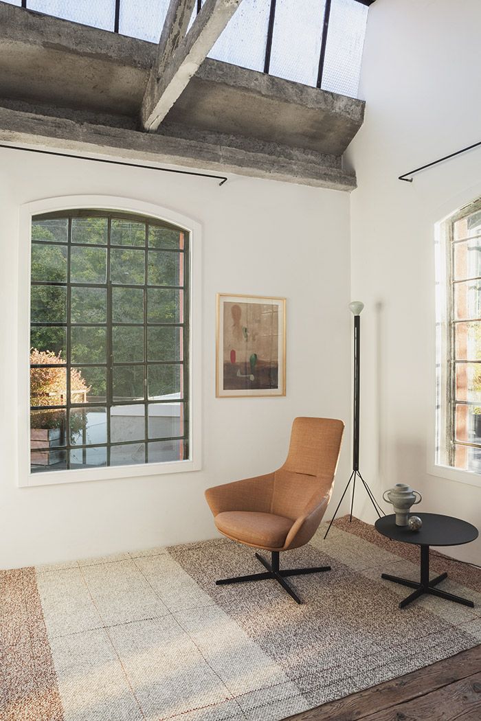 Wing Tip S281 Lounge Sessel La Palma in modernem Wohnzimmer mit Teppich und Beistelltisch.
