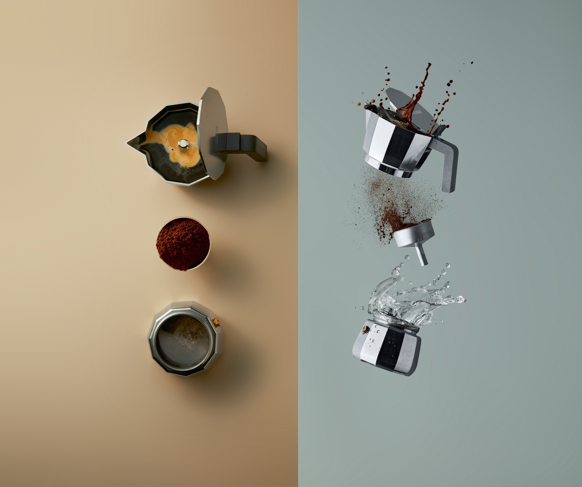 DC06 Alessi Espressokocher: Explodierte Darstellung der Einzelteile mit Kaffee, Wasser und Kaffeepulver auf zweigeteiltem Hintergrund.
