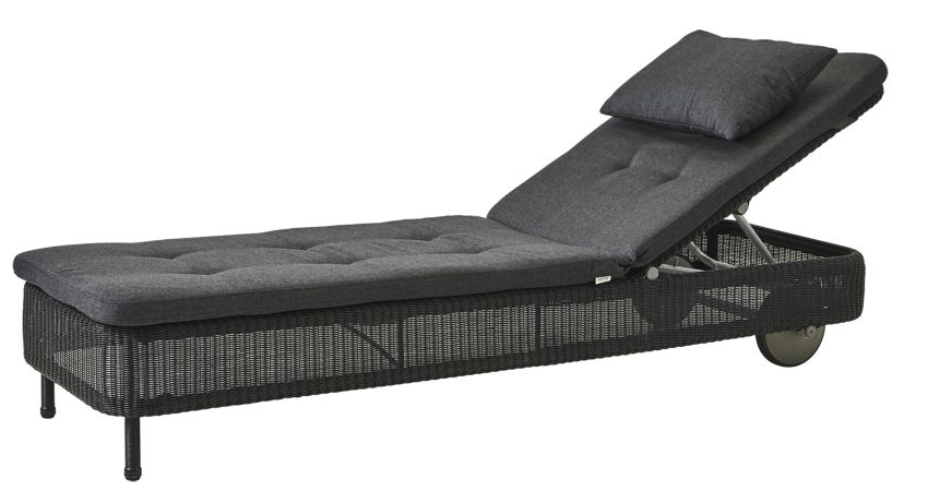 Schwarze Cane-Line Sonnenliege "Presley" mit grauem Outdoor-Kissensatz und QuickDry-System für komfortables Sonnenbaden im Garten.