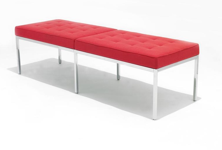 Florence Bank von Knoll International: Roter, gepolsterter Sitzbank mit verchromtem Stahlgestell. Modernes Designmöbel.
